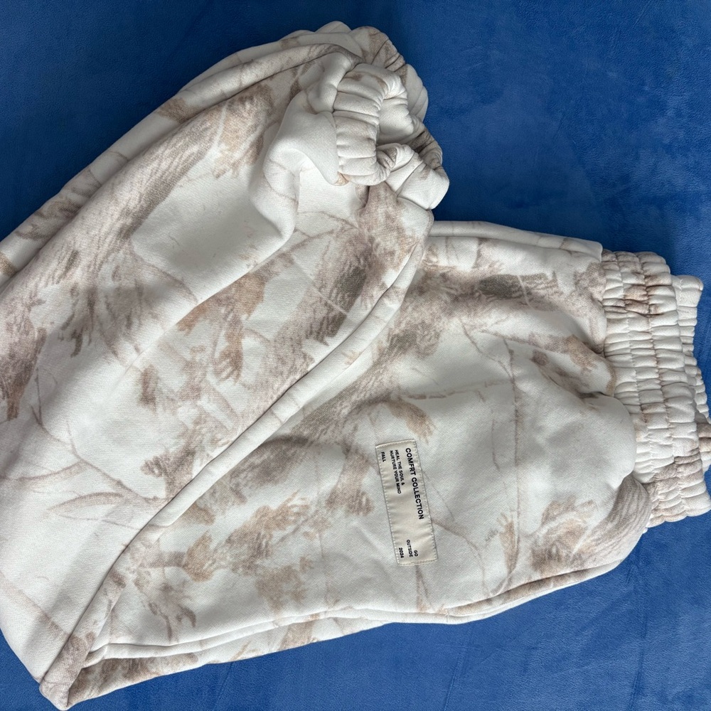 Comfrt white camo sweats